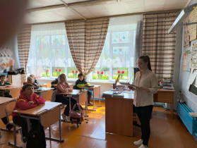 Сегодня советник директора по воспитанию Жиданова И.А. провела классный час, посвящённый Международному дню семьи.